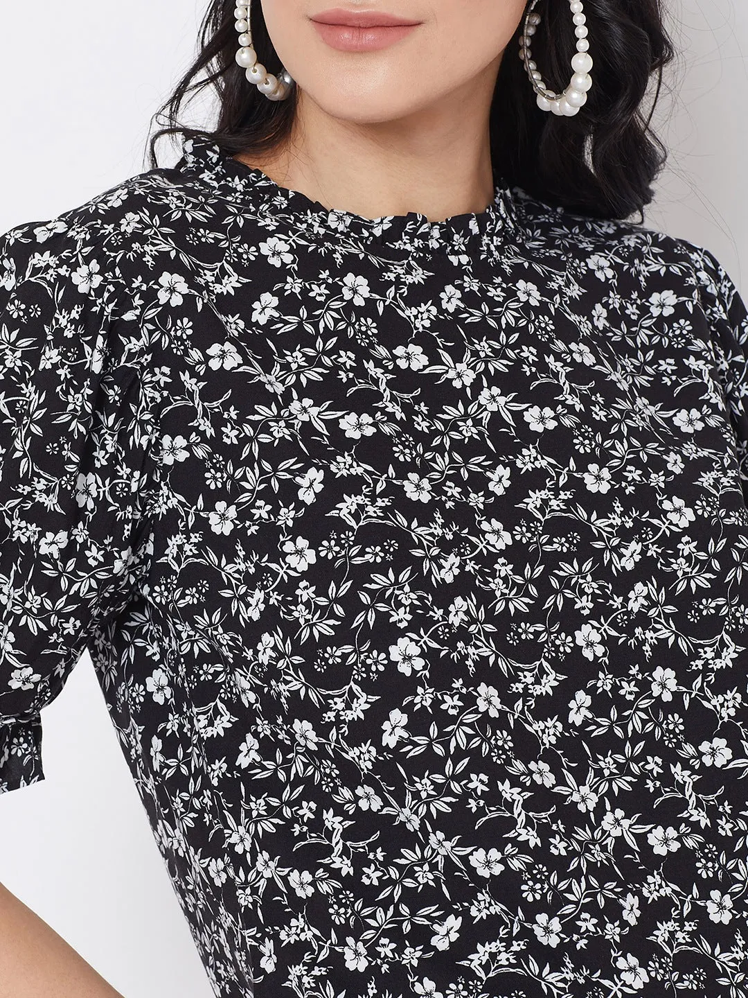 Berrylush Women Black & White Floral Print Ruffled Top