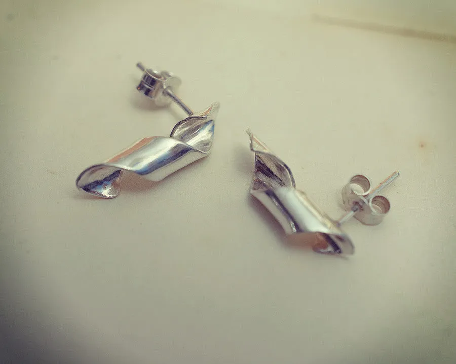 Short cork screw stud earrings